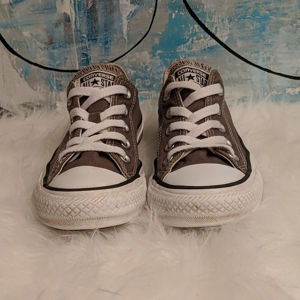 Woman's Converse Size 5